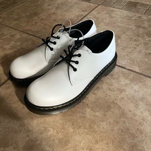 Dr. Martins White Ankle cut